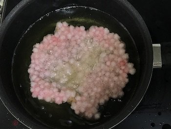 Pink sabudana papad frying