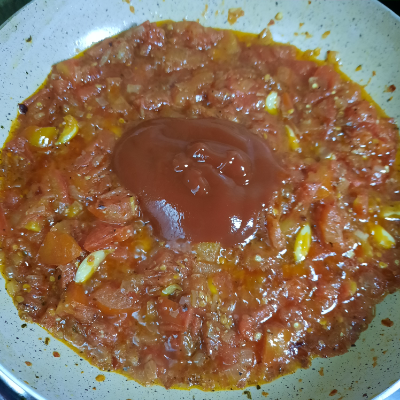 Add little ketchup to pizza sauce while cooking