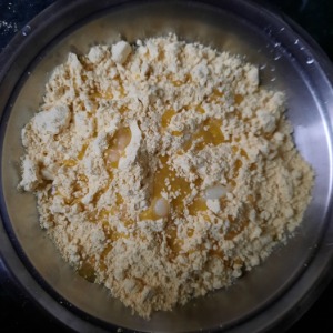mixing ghee in besan